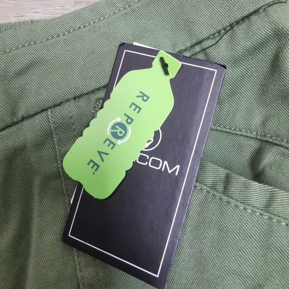 NWT Volcom short cargo shorts, rare, small - Picture 3 of 10